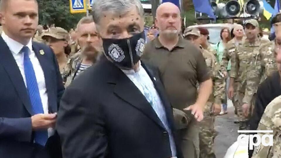 Порошенко облили зеленкой во время торжественных мероприятий в центре Киева