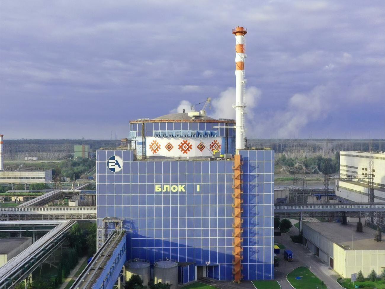 Узор на первом энергоблоке видно даже в городе, возле которого расположена электростанция