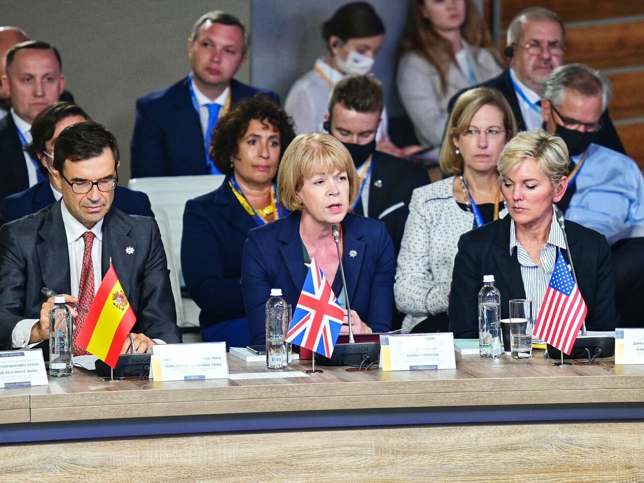 О создании нового фонда объявила в Киеве глава МИД Великобритании по делам европейского соседства Мортон (по центру)