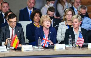 О создании нового фонда объявила в Киеве глава МИД Великобритании по делам европейского соседства Мортон (по центру)