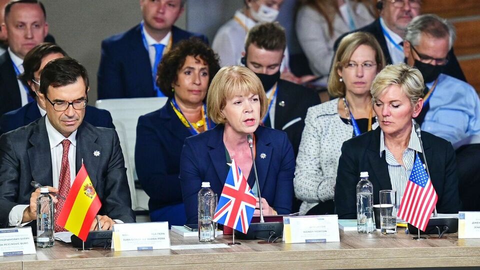 О создании нового фонда объявила в Киеве глава МИД Великобритании по делам европейского соседства Мортон (по центру)