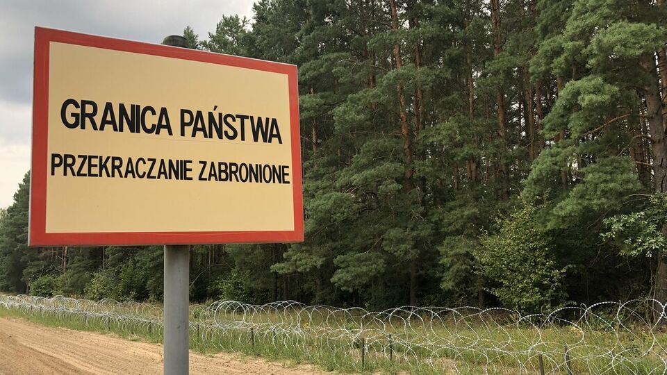 Из-за наплыва мигрантов на польско-белорусской границе дополнительно протянули колючую проволоку
