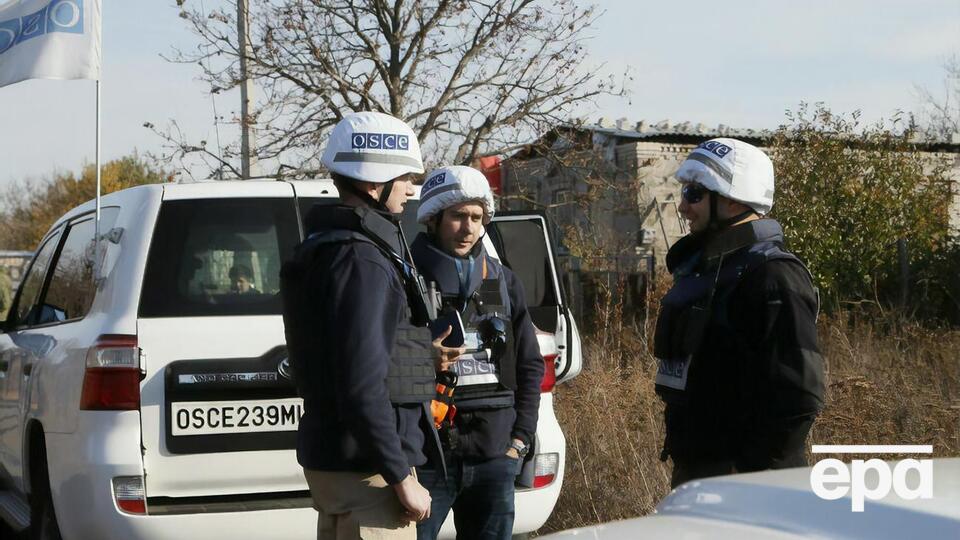 За лініями відведення, але поза виділеними місцями зберігання озброєння СММ зафіксувала 35 танків