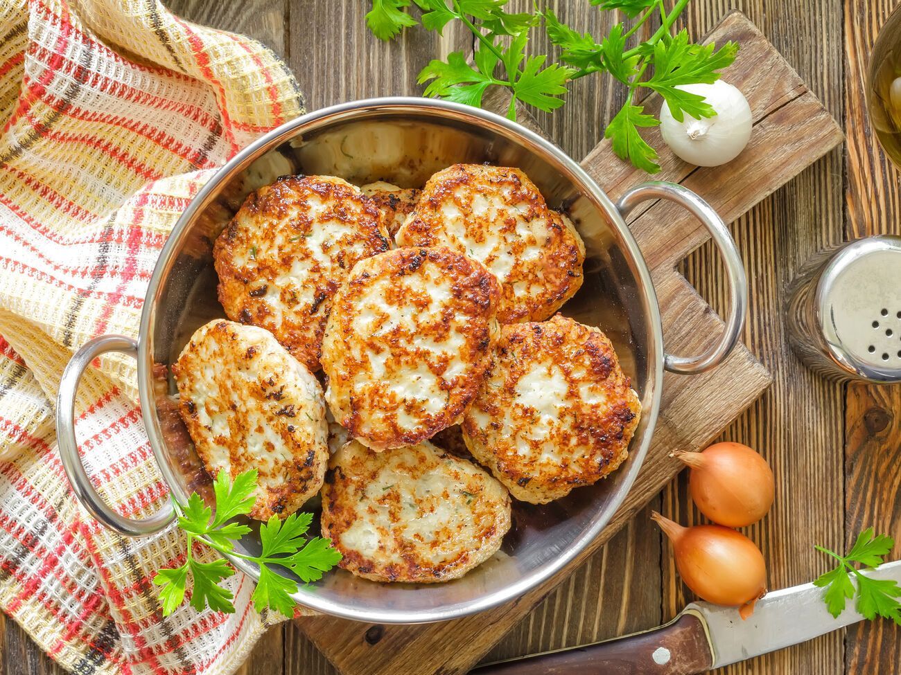 Знаменитости рекомендуют добавлять в куриный фарш рис, кабачки и даже яблоки