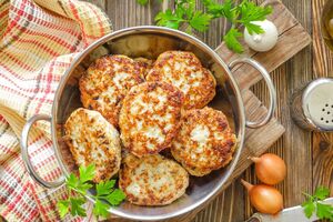 Знаменитости рекомендуют добавлять в куриный фарш рис, кабачки и даже яблоки