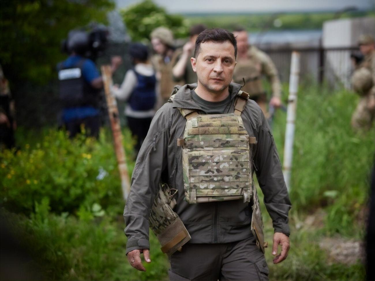 Зеленский изменил свое отношение к проведению военных парадов, которые год назад называл "аттракционом для киевлян", заявили в КИУ