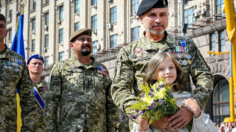 Військовослужбовець, якому дівчинка подарувала квіти, – Володимир Федченко