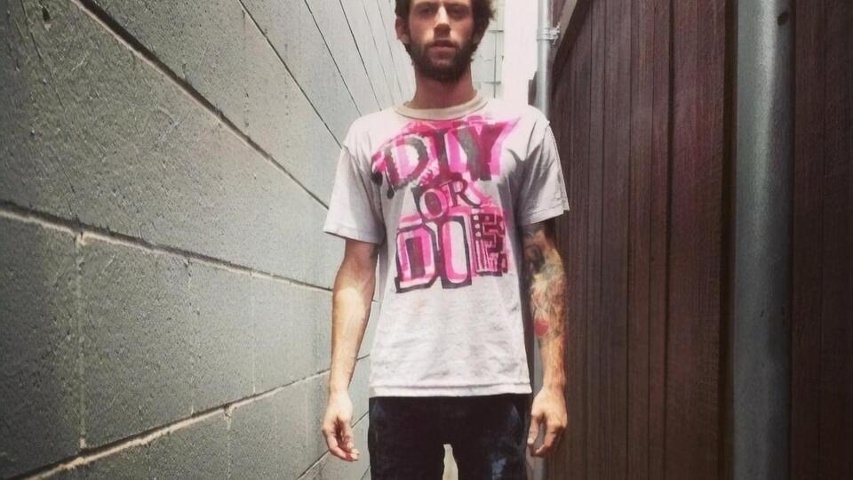 Елдену було чотири місяці, коли його батьки за $200 погодилися на його участь у зйомках для обкладинки Nirvana