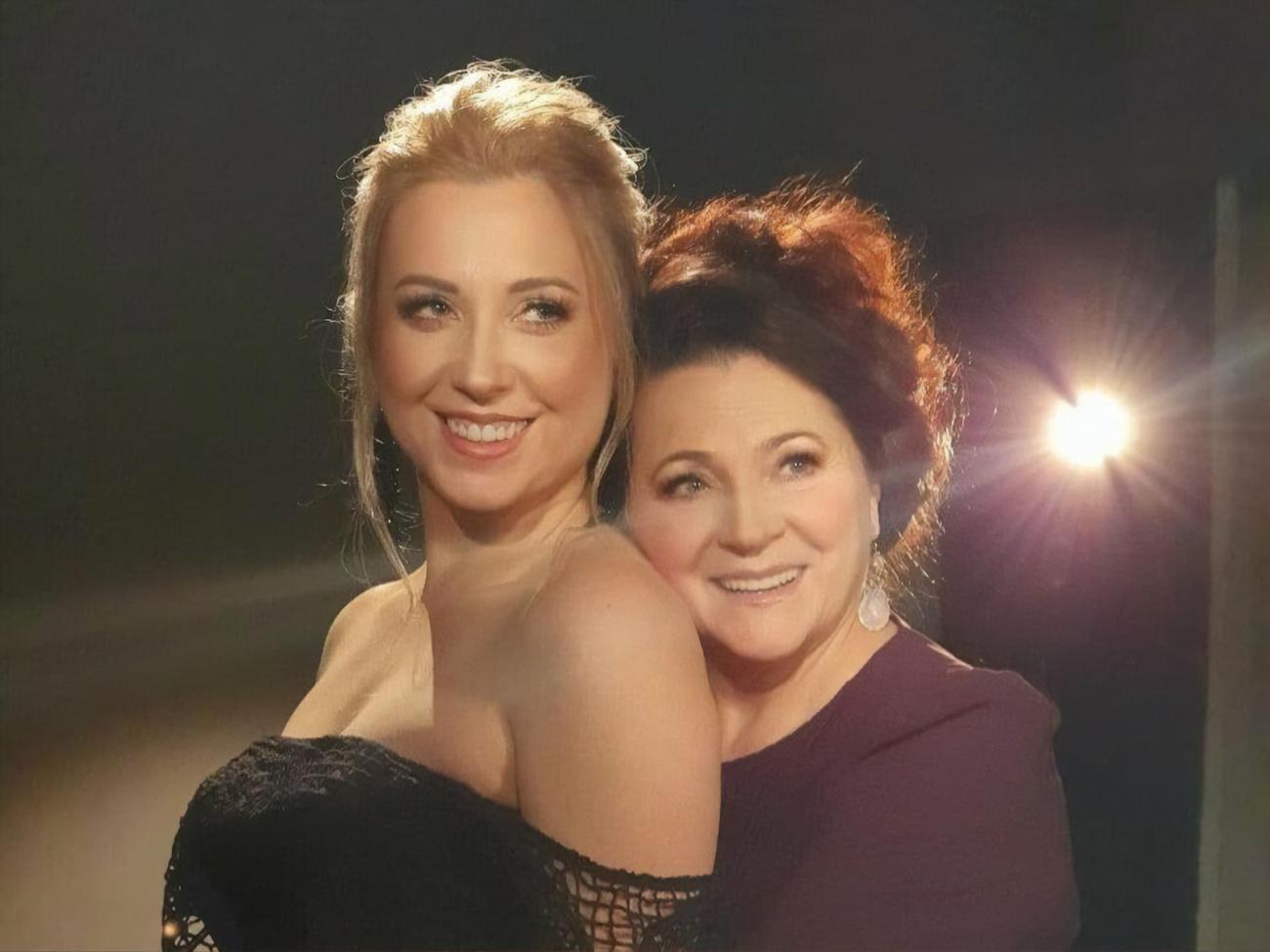 Нина и Тоня Матвиенко спели на концерте ко Дню Независимости песню "Квітка душа".