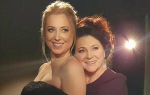 Нина и Тоня Матвиенко спели на концерте ко Дню Независимости песню "Квітка душа".