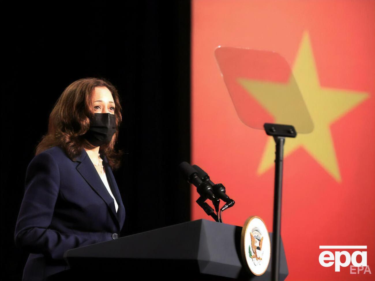 Самолет Харрис задержали более чем на три часа