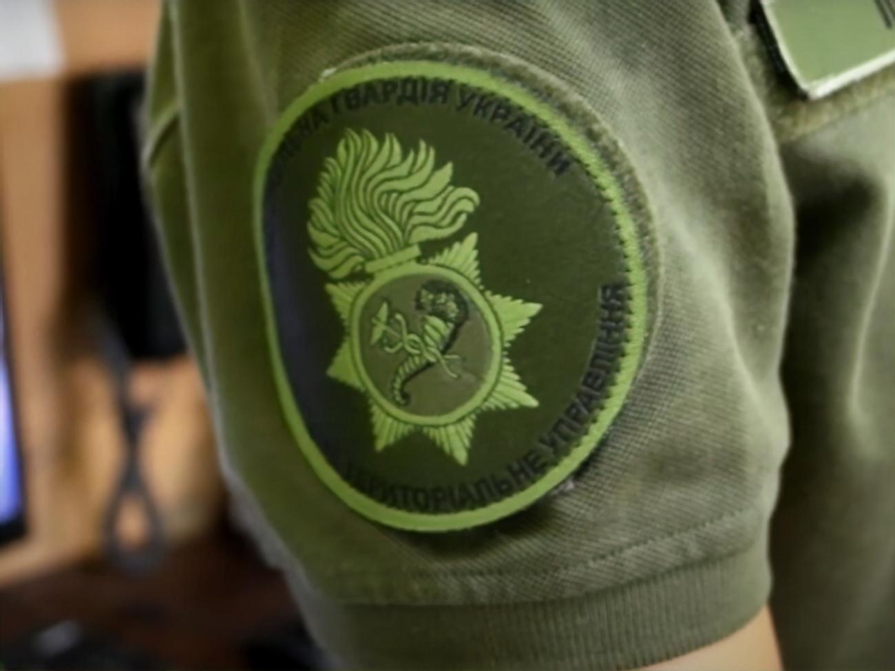 Посередині шеврона розташовано символіку області, в якій перебуває військова частина