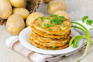 Из картофеля можно приготовить оладьи, драники, гратен или салат