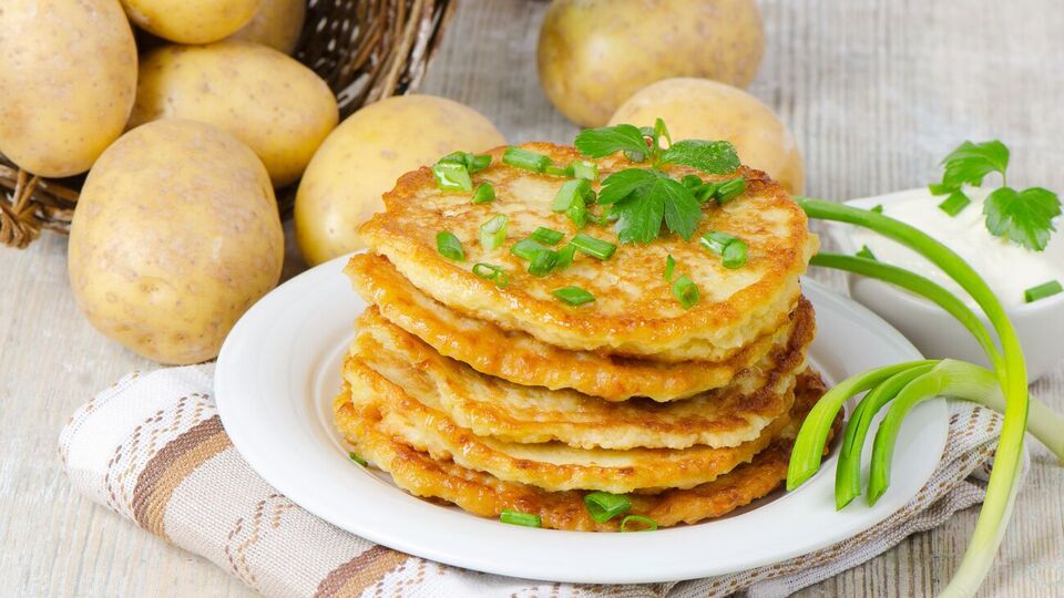 Из картофеля можно приготовить оладьи, драники, гратен или салат