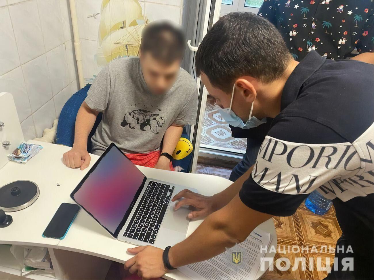 По месту жительства финуранта полиция провела обыски