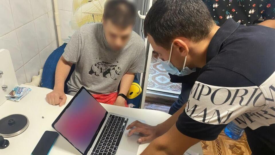 По месту жительства финуранта полиция провела обыски