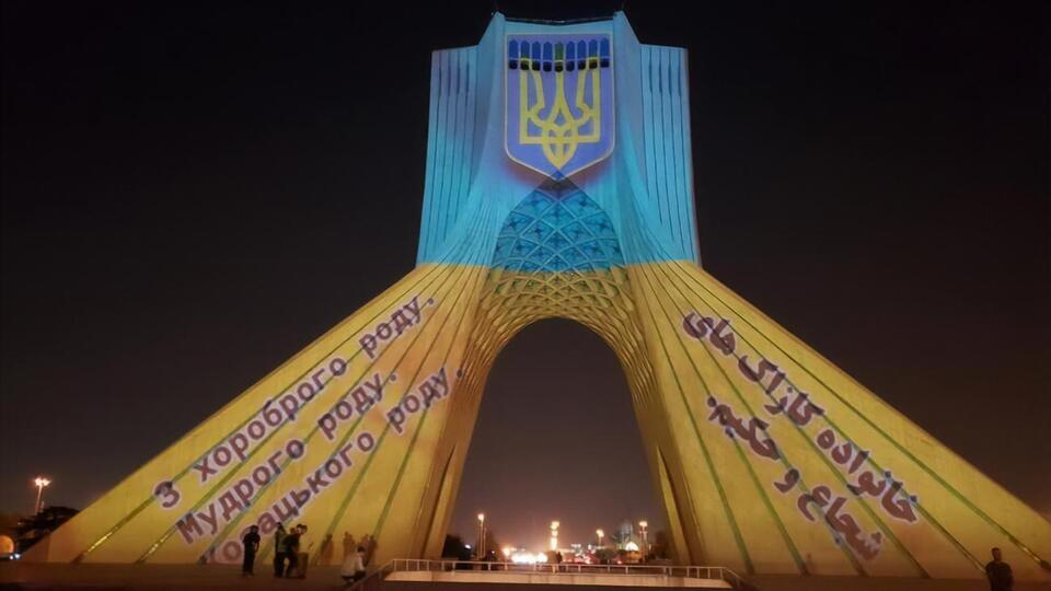 Вежі, фортеці, мости. МЗС показало світові пам'ятки, підсвічені кольорами українського прапора в День Незалежності