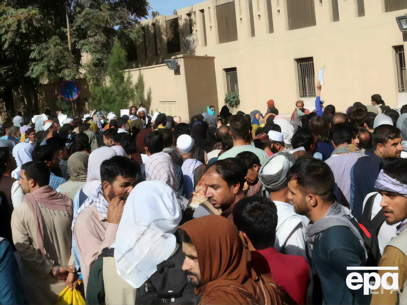 Люди пытаются попасть в аэропорт в Афганистане, несмотря на предупреждения об угрозе теракта