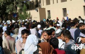 Люди пытаются попасть в аэропорт в Афганистане, несмотря на предупреждения об угрозе теракта