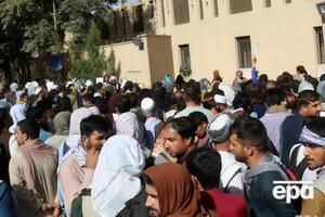 Люди пытаются попасть в аэропорт в Афганистане, несмотря на предупреждения об угрозе теракта