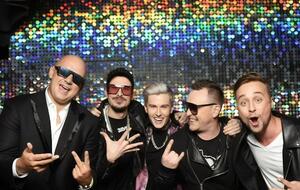 Mozgi исполнили на День Независимости попурри из песен "Засвіт встали козаченьки", "Ой на горі та й женці жнуть" и "Їхали козаки"