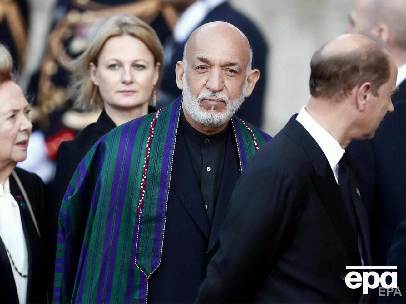 Карзая (на фото в центре) талибы лишили охраны