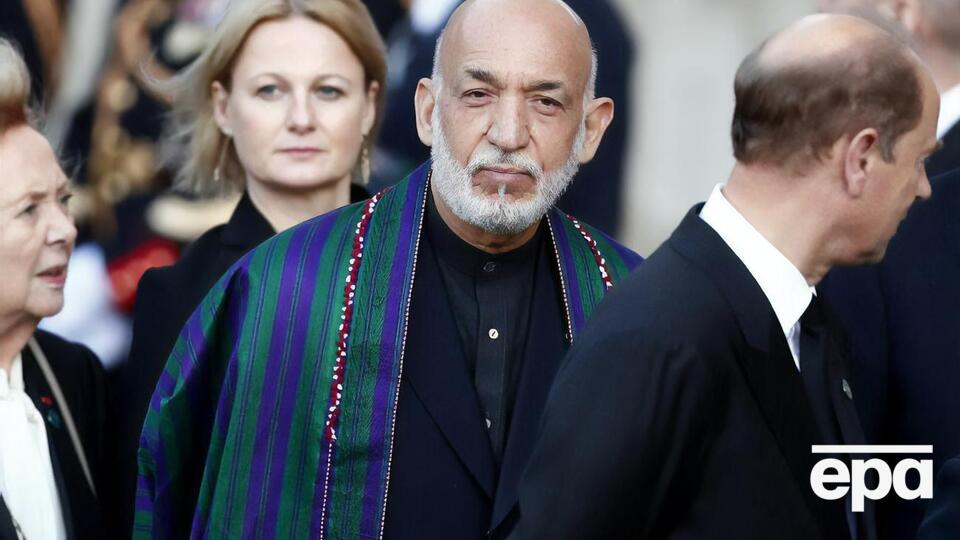 Карзая (на фото в центре) талибы лишили охраны