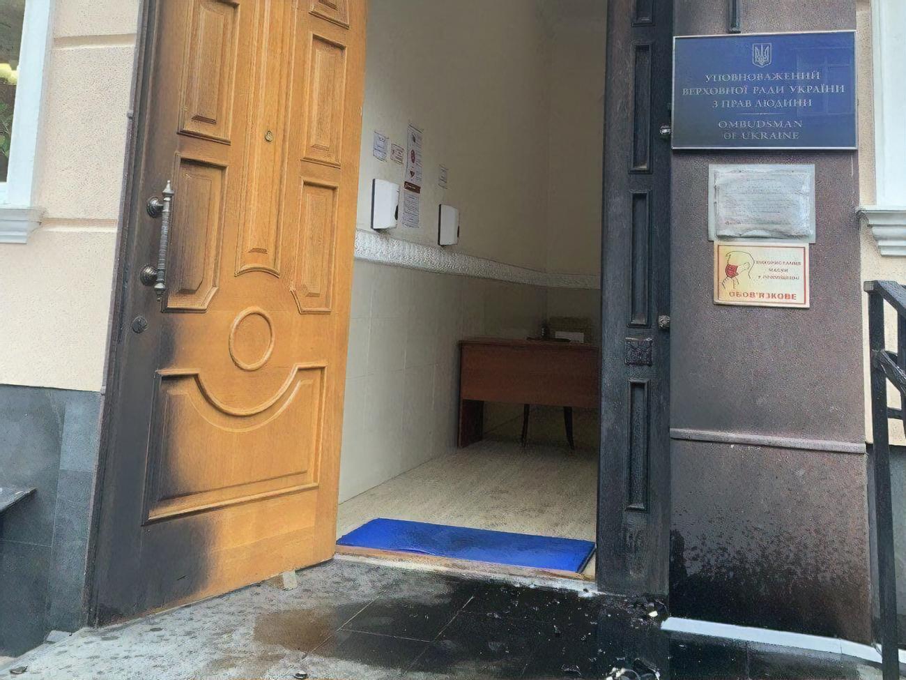 В результате инцидента никто не пострадал, повреждена лишь дверь здания