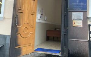 В результате инцидента никто не пострадал, повреждена лишь дверь здания