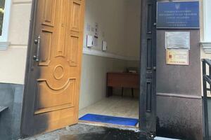 В результате инцидента никто не пострадал, повреждена лишь дверь здания