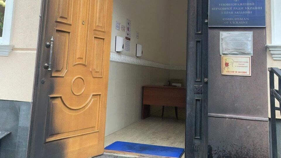 В результате инцидента никто не пострадал, повреждена лишь дверь здания