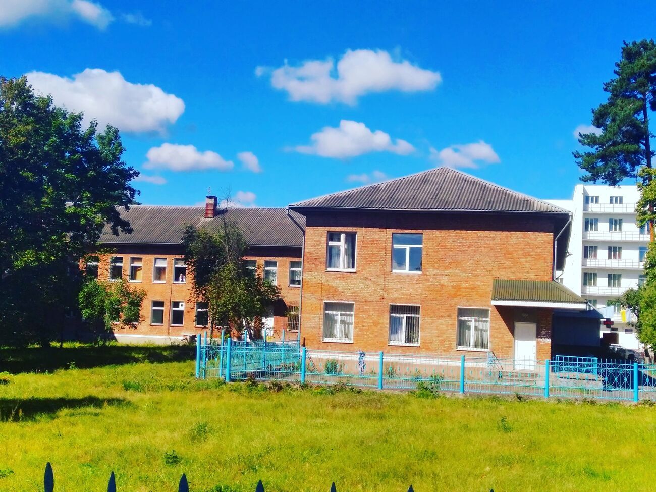 За даними перевірки, зарплату співробітникам лікарні не платили із квітня, у травні зменшили тарифні ставки і посадові оклади, але збільшили зарплати керівництву