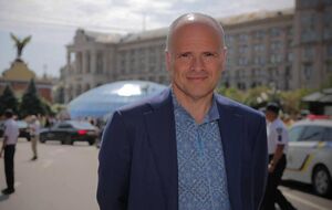 Деяким лікарям, які намагаються запровадити у своїх лікарнях нову систему оплати праці, погрожують кримінальними справами