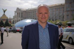 Некоторым главврачам, которые пытаются ввести в своих больницах новую систему оплаты труда, угрожают уголовными делами