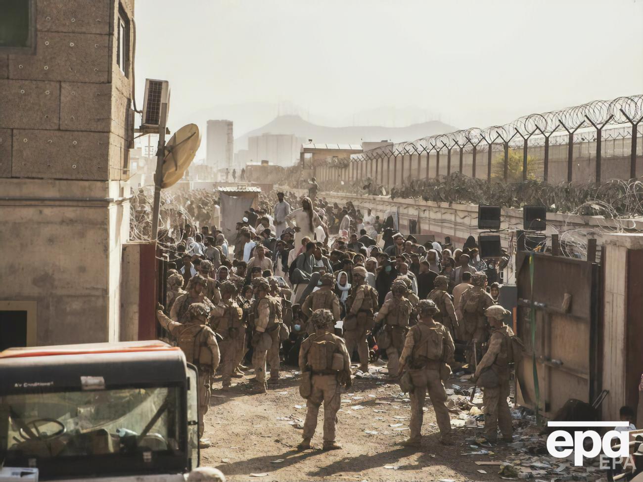 Один із вибухів стався біля воріт аеропорту Кабула