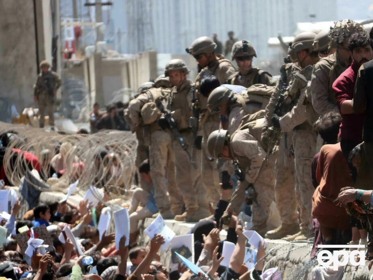 Унаслідок вибухів поблизу аеропорту Кабула загинуло 12 американських військових