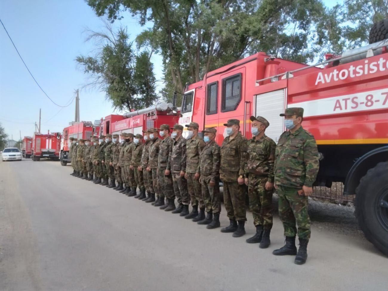 За інформацією МНС, до ліквідації пожежі залучено понад 1 тис. осіб
