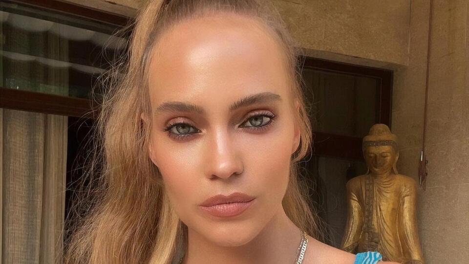 Глюк'оZа выбрала откровенную модель купальника