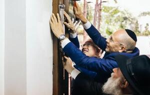 Посол и раввин установили традиционный оберег на входной двери центра