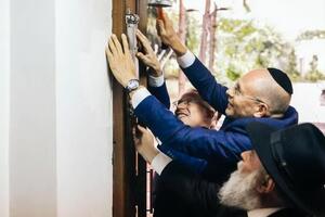 Посол и раввин установили традиционный оберег на входной двери центра