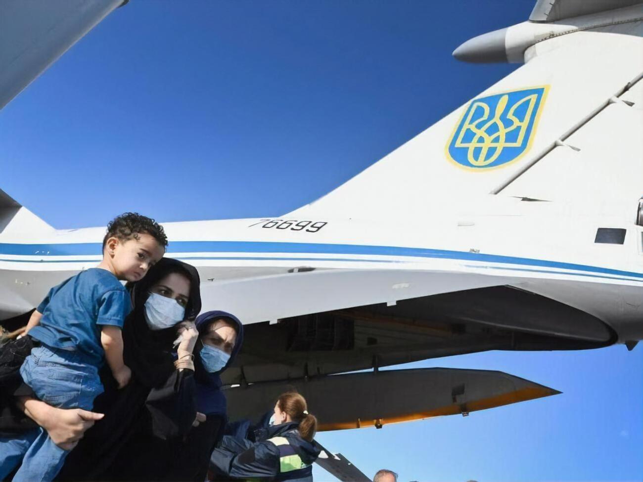 Украина сейчас находится "в стадии очередного этапа эвакуации", говорят в МИД