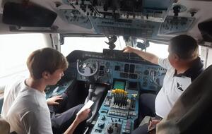 Командир самолета Дмитрий Антонов (справа) показал кабину знаменитого самолета