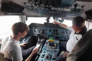 Командир самолета Дмитрий Антонов (справа) показал кабину знаменитого самолета