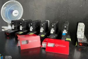 В помещении, где работала ботоферма, нашли 300 модемов и тысячи сим-карт
