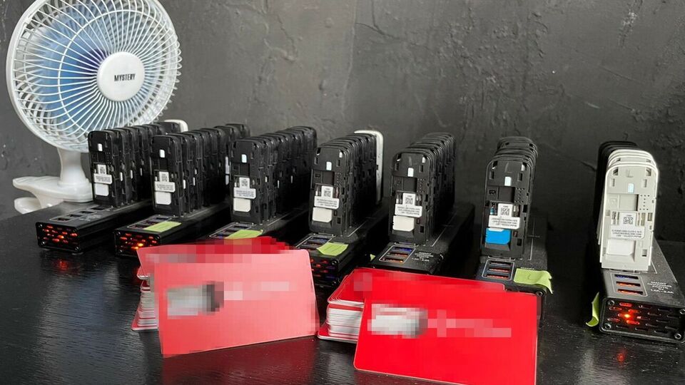 В помещении, где работала ботоферма, нашли 300 модемов и тысячи сим-карт