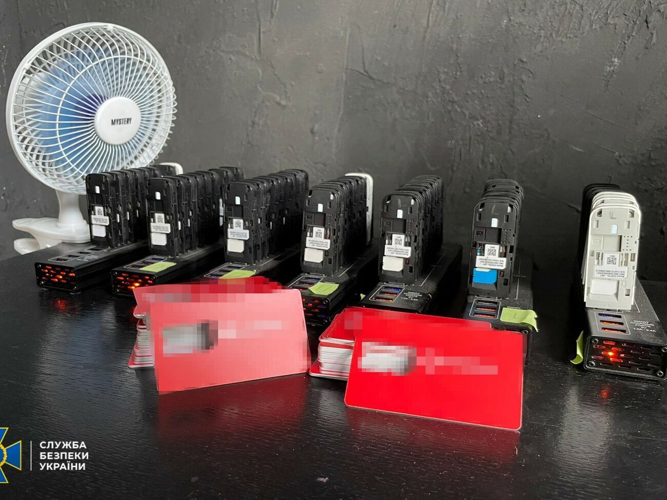 У приміщенні, де працювала ботоферма, виявили 300 модемів і тисячі сім-карток