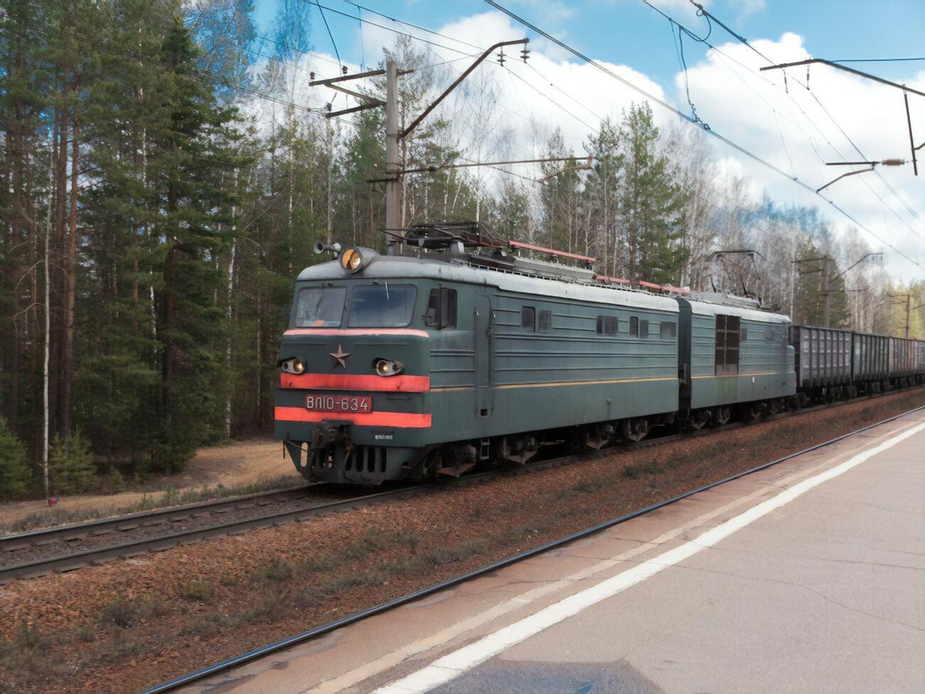 С рельсов сошли четыре вагона грузового поезда