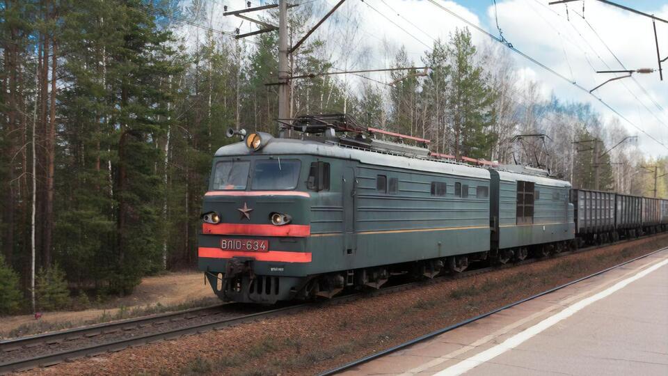 С рельсов сошли четыре вагона грузового поезда