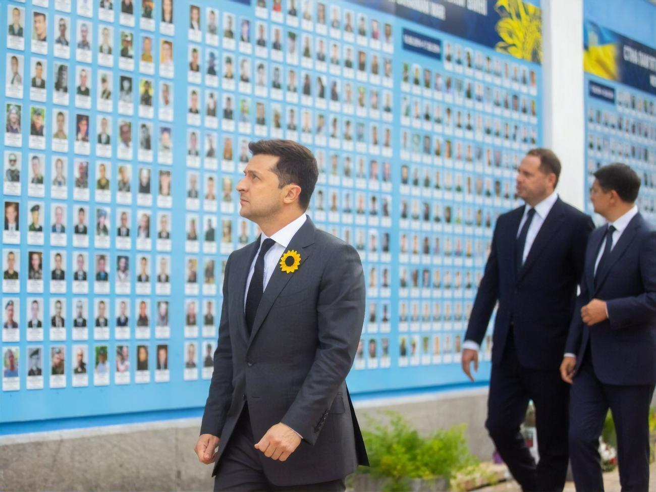 Зеленский возложил цветы к Стене памяти павших за Украину