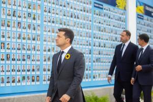 Зеленский возложил цветы к Стене памяти павших за Украину